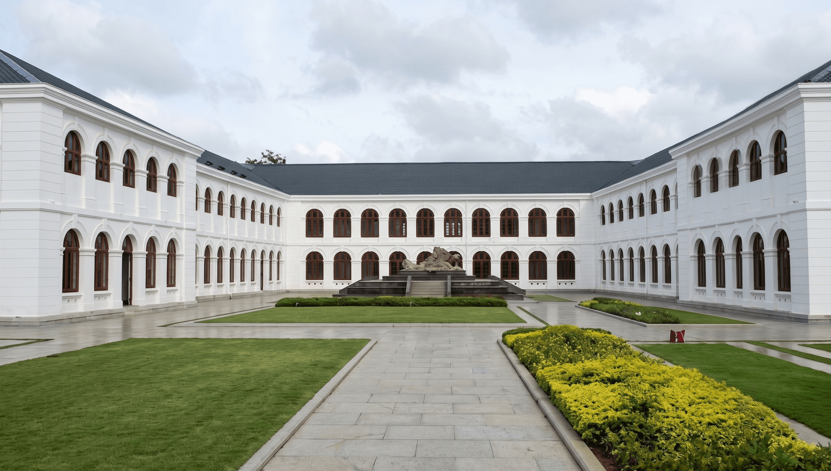 Arcade Independence Square — Grounds